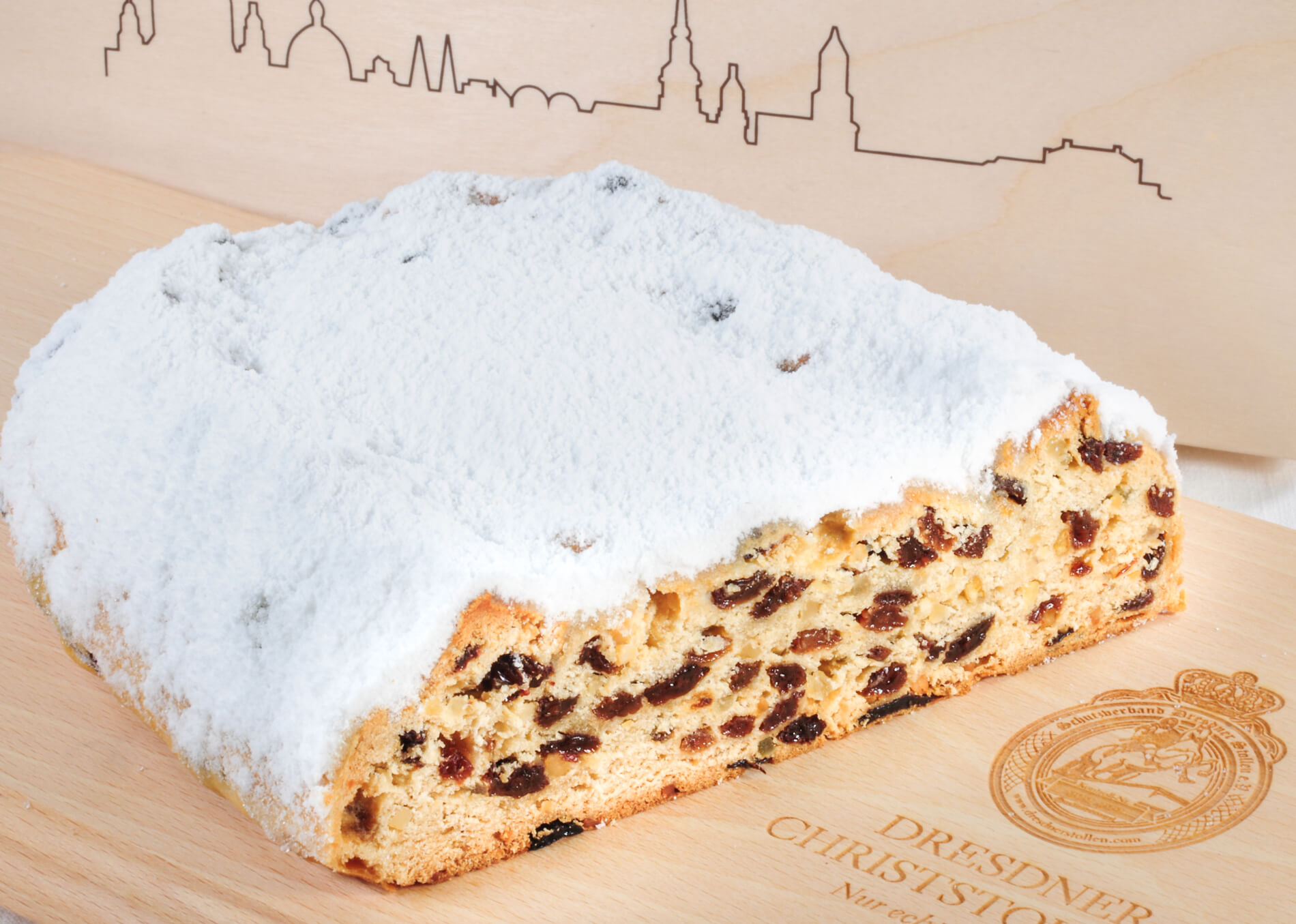 Dresdner Stollen angeschnitten Dresdner Stollen angeschnitten