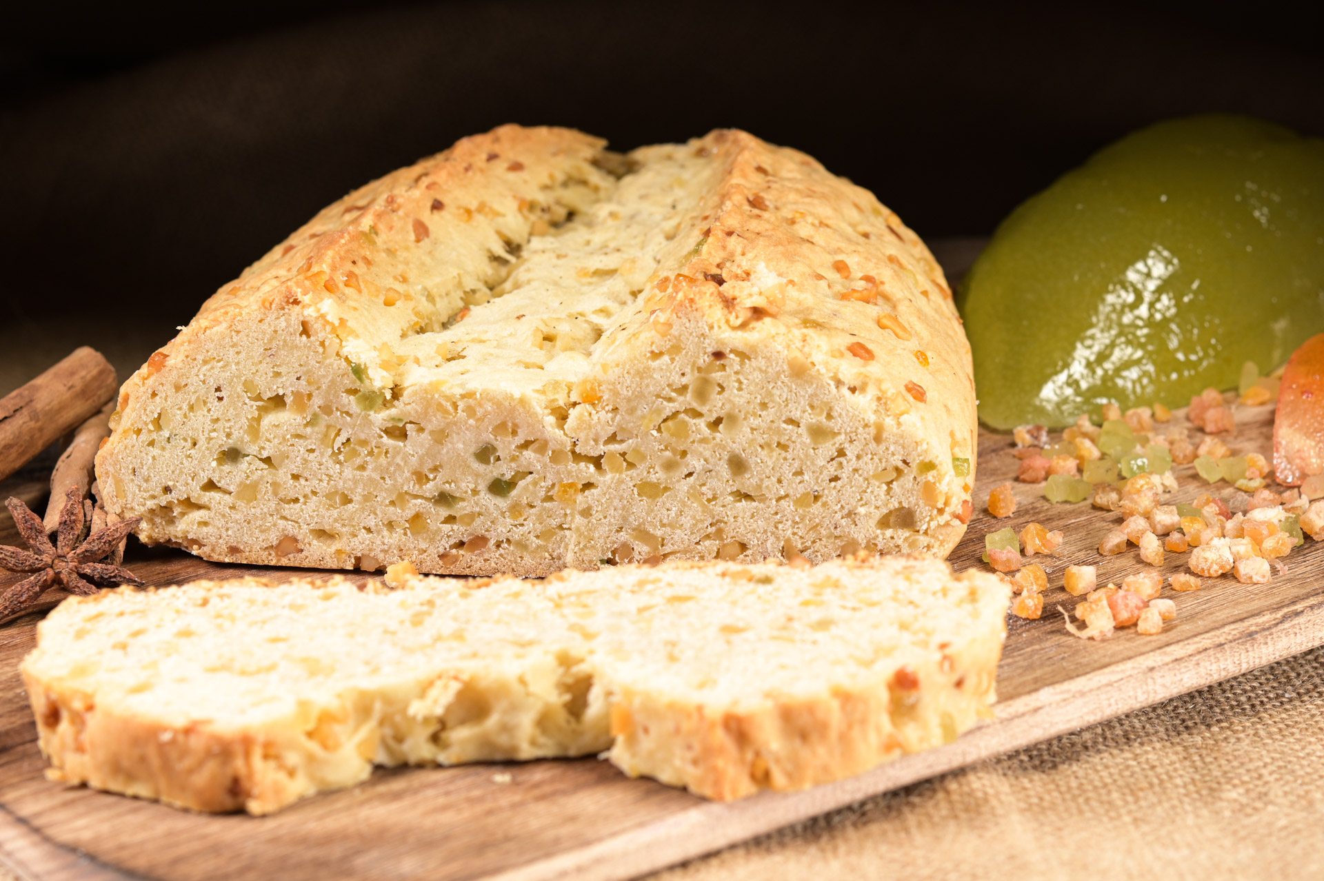 Mandelstollen ohne Dekorzucker 1,9kg Mandelstollen ohne Dekorzucker 1,9kg