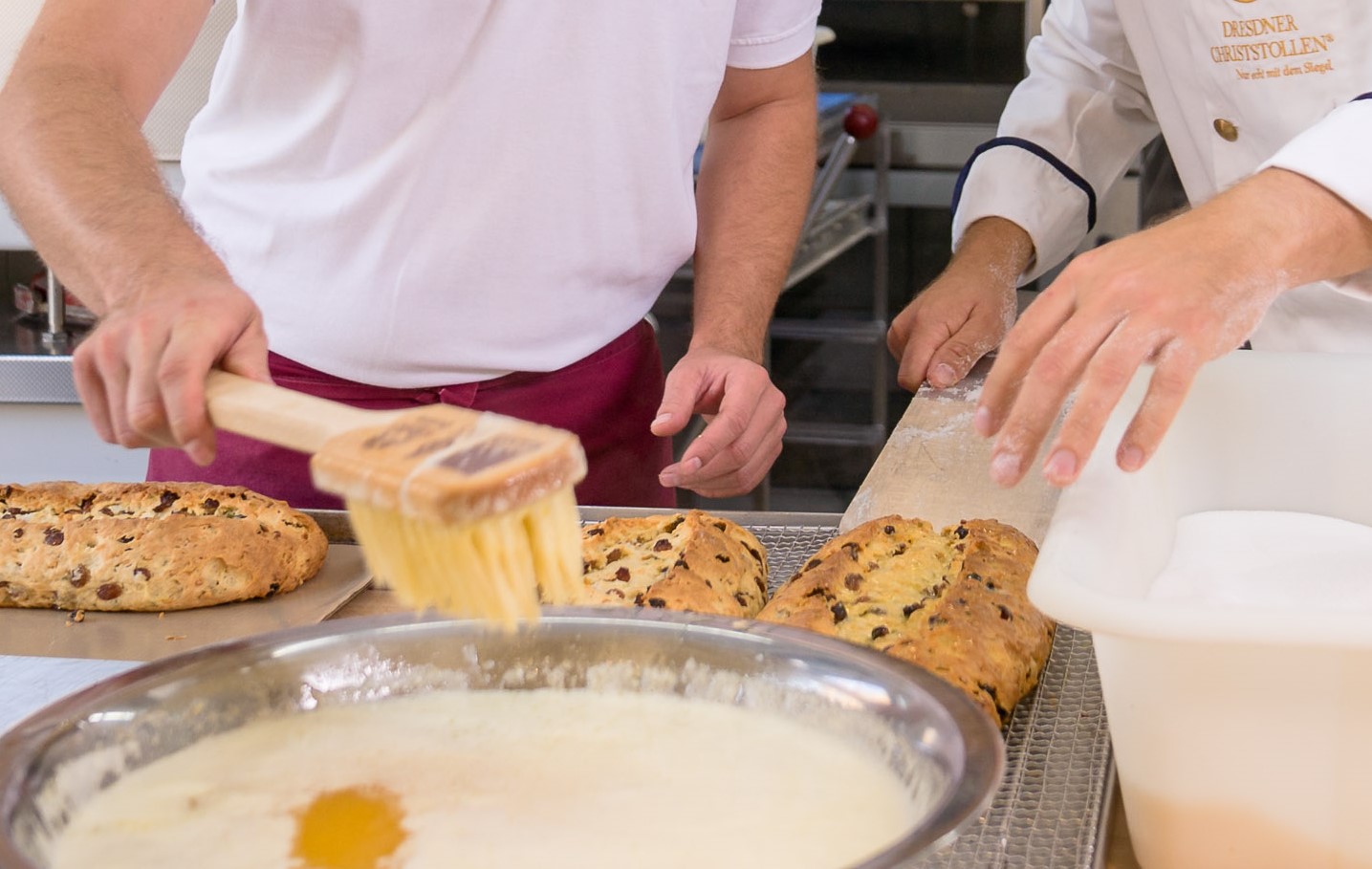 chaubäckerei_Ullrich_Stollen buttern_Michael_Schmidt chaubäckerei_Ullrich_Stollen buttern_Michael_Schmidt