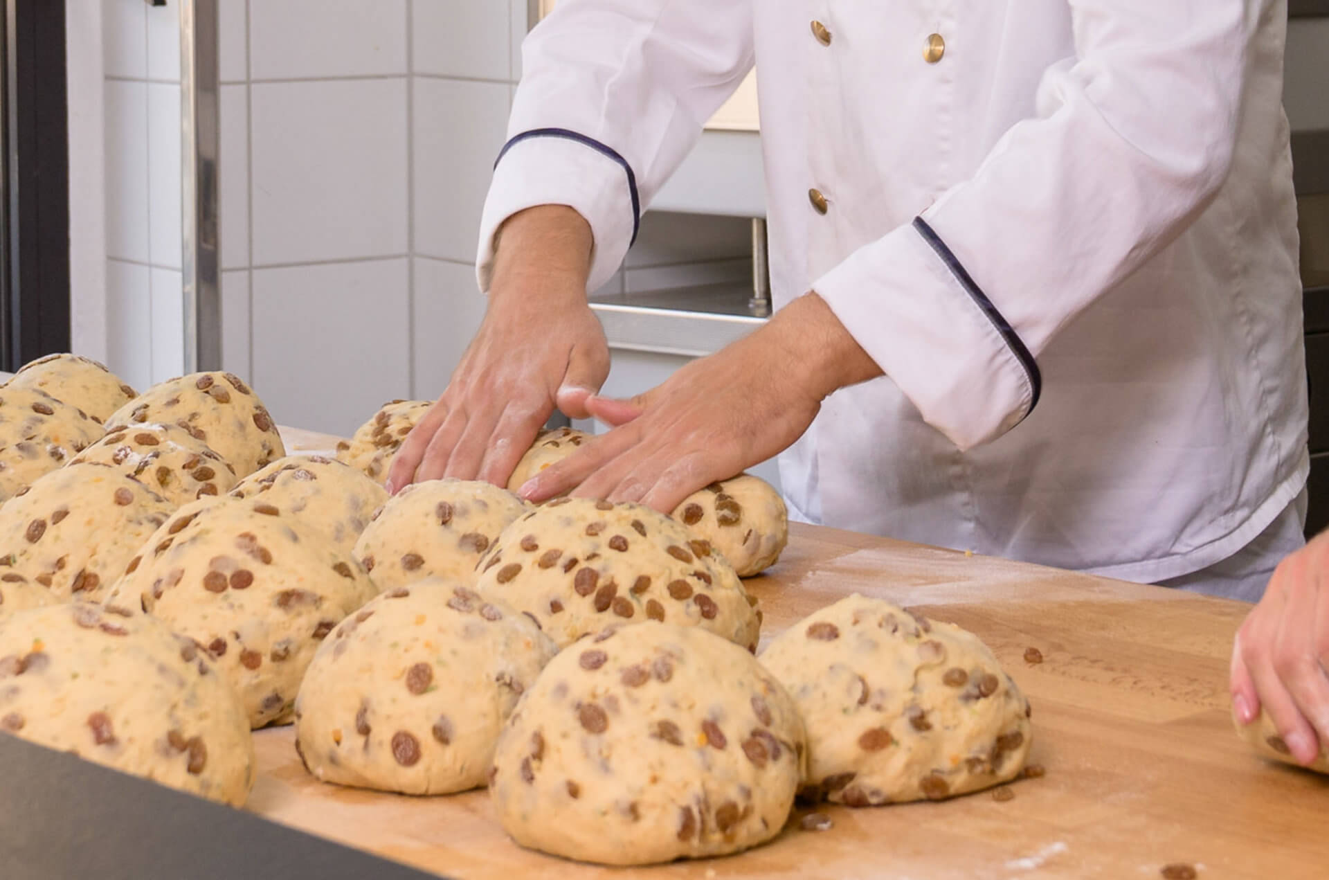 Dresdner Stollen formen Schaubäckerei Ullrich (C) Michael Schmidt Dresdner Stollen formen Schaubäckerei Ullrich mit Teig aus Hefe (C) Michael Schmidt