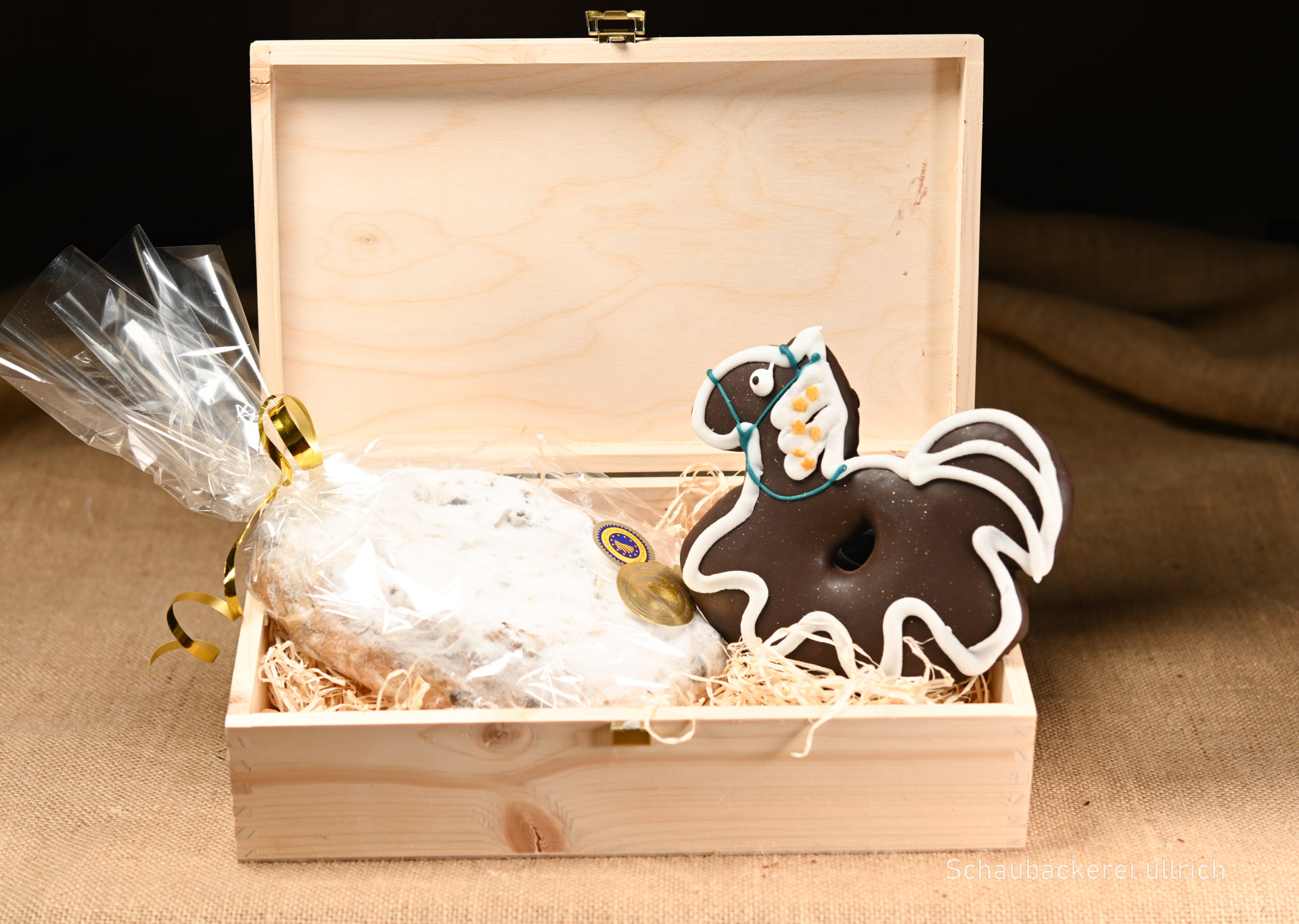 Dresdner Stollen 500g + Lebkuchen Pferd Dresdner Stollen 500g + Lebkuchen Pferd auf Anfrage auch als Werbeartikel gestaltbar